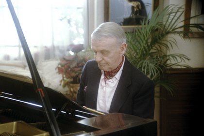 Fred Astaire at home playing the piano 1980 © 1980 Sid Avery