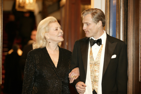 Still of Lauren Bacall and Woody Harrelson in The Walker (2007)