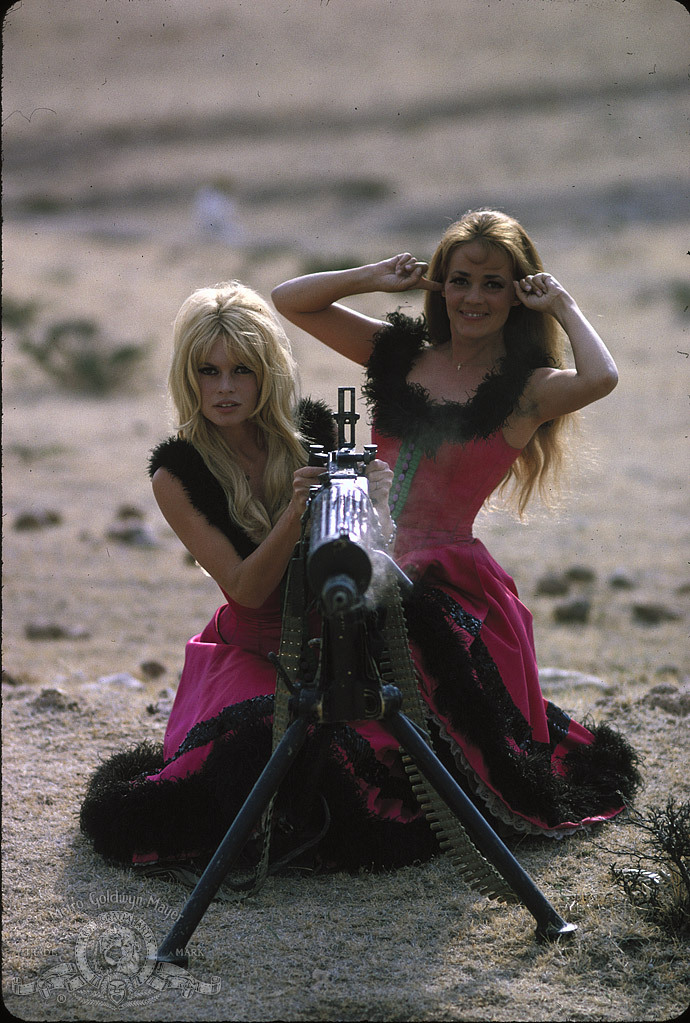 Still of Brigitte Bardot and Jeanne Moreau in Viva Maria! (1965)