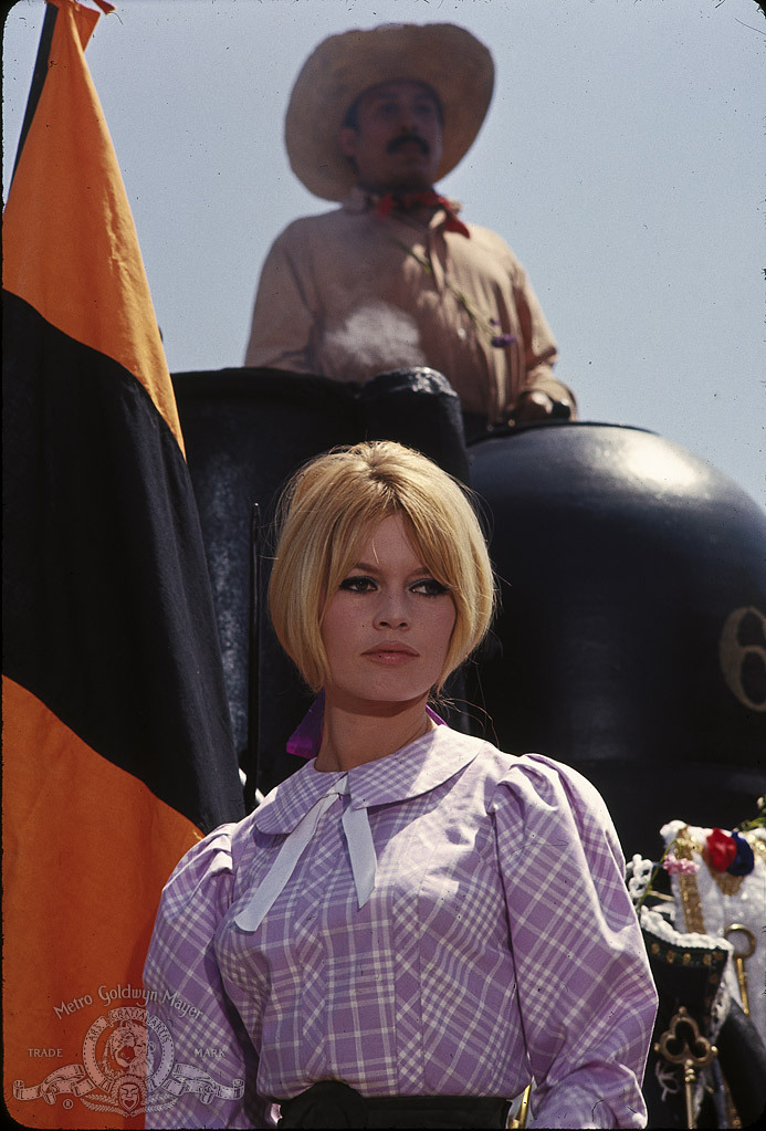 Still of Brigitte Bardot in Viva Maria! (1965)