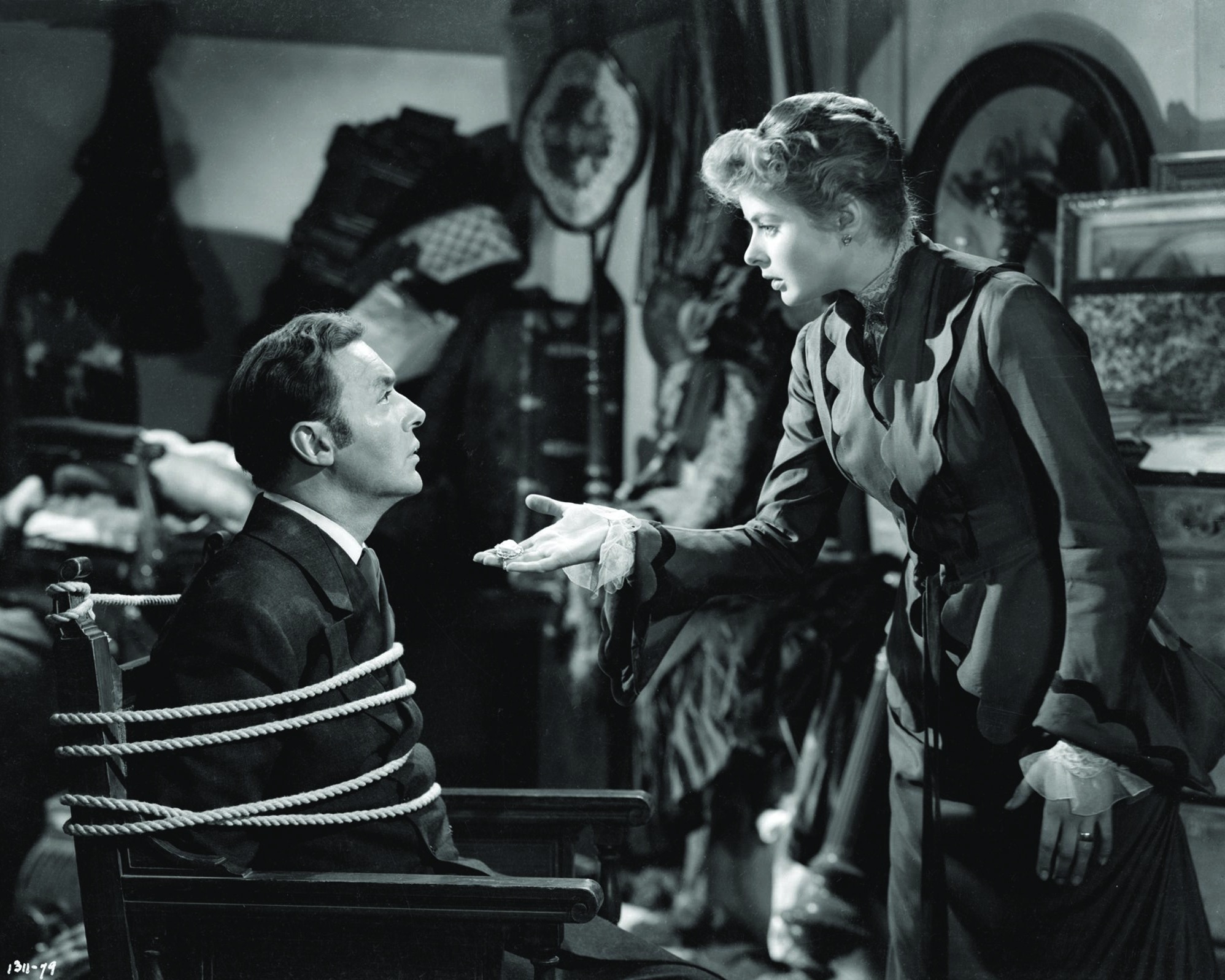Still of Ingrid Bergman and Charles Boyer in Gaslight (1944)