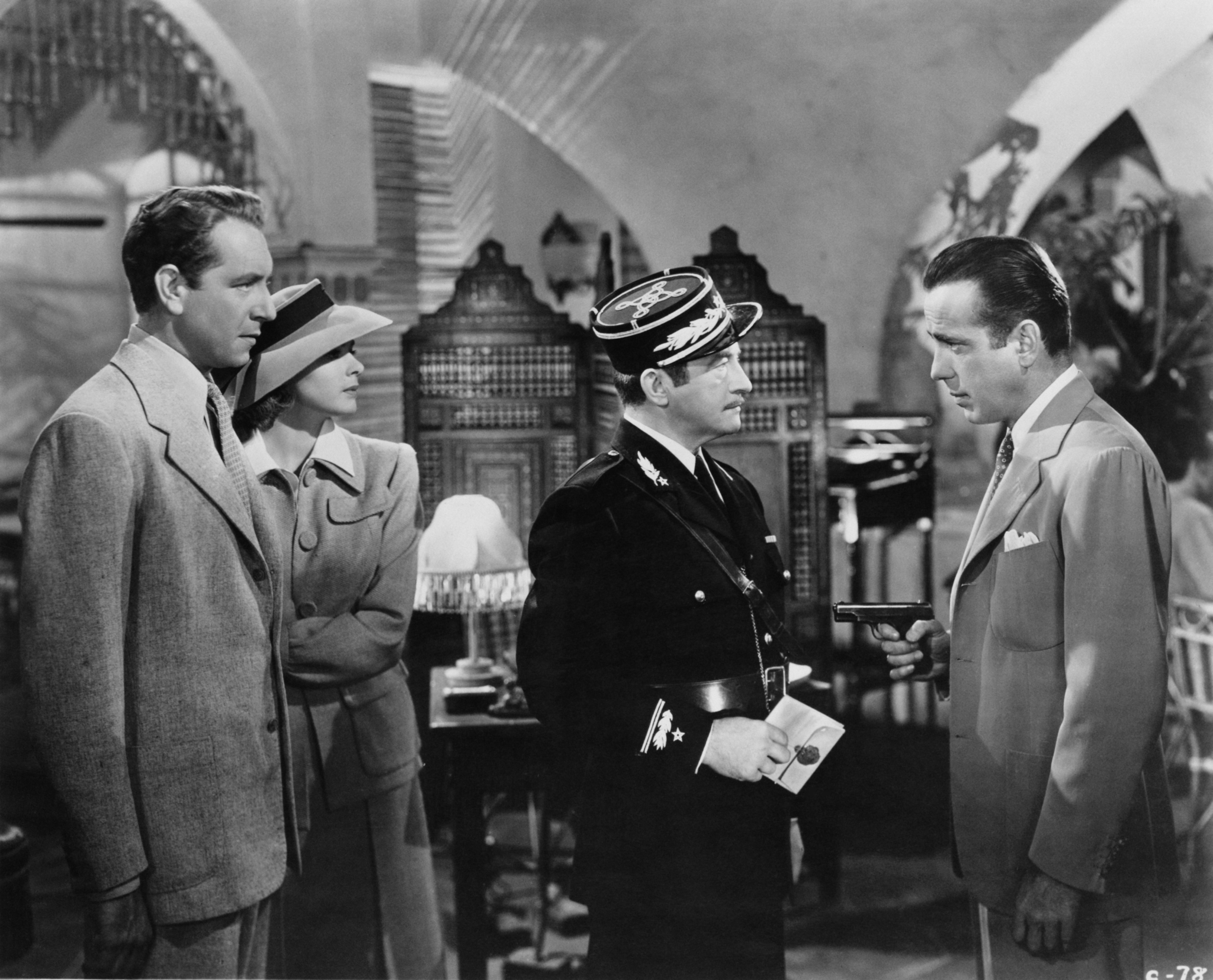 Still of Ingrid Bergman, Humphrey Bogart, Claude Rains and Paul Henreid in Kasablanka (1942)