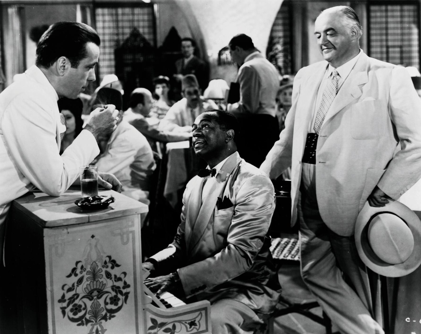 Still of Humphrey Bogart, Sydney Greenstreet and Dooley Wilson in Kasablanka (1942)