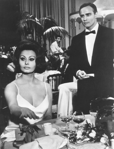 Still of Marlon Brando and Sophia Loren in A Countess from Hong Kong (1967)