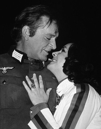 Elizabeth Taylor with Richard Burton during the filming of 