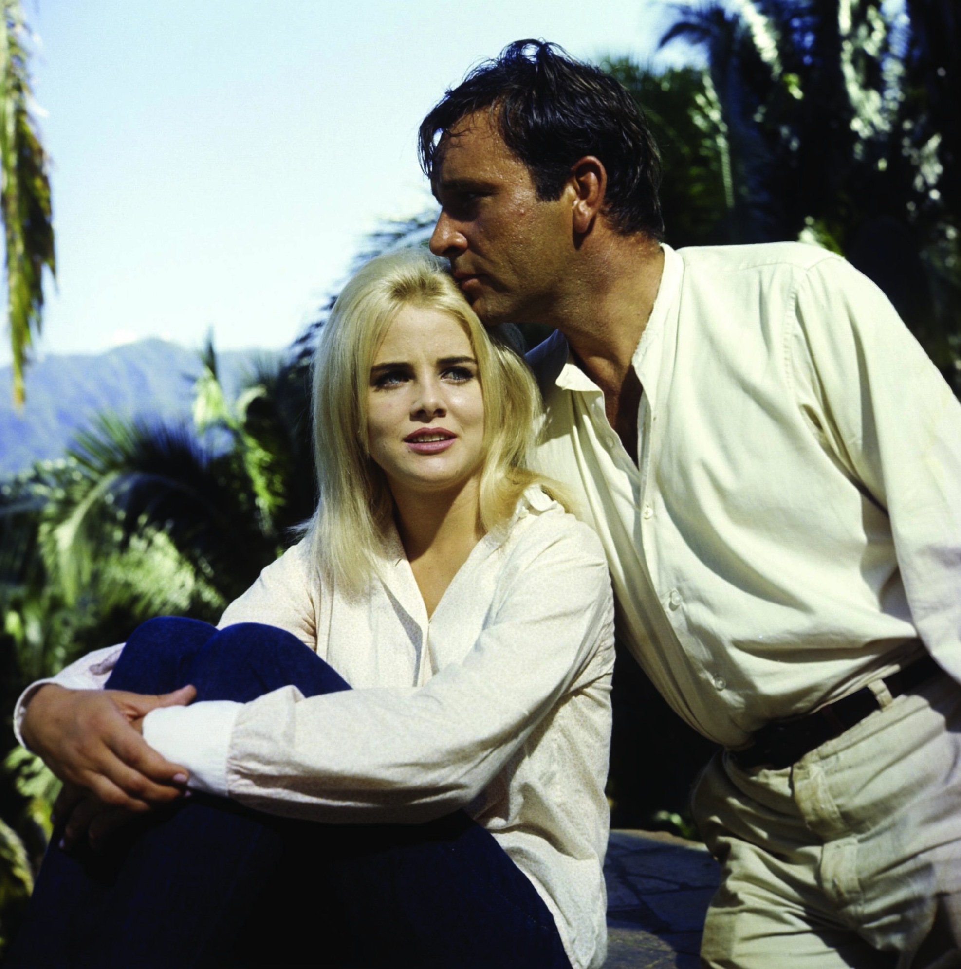Still of Richard Burton and Sue Lyon in The Night of the Iguana (1964)