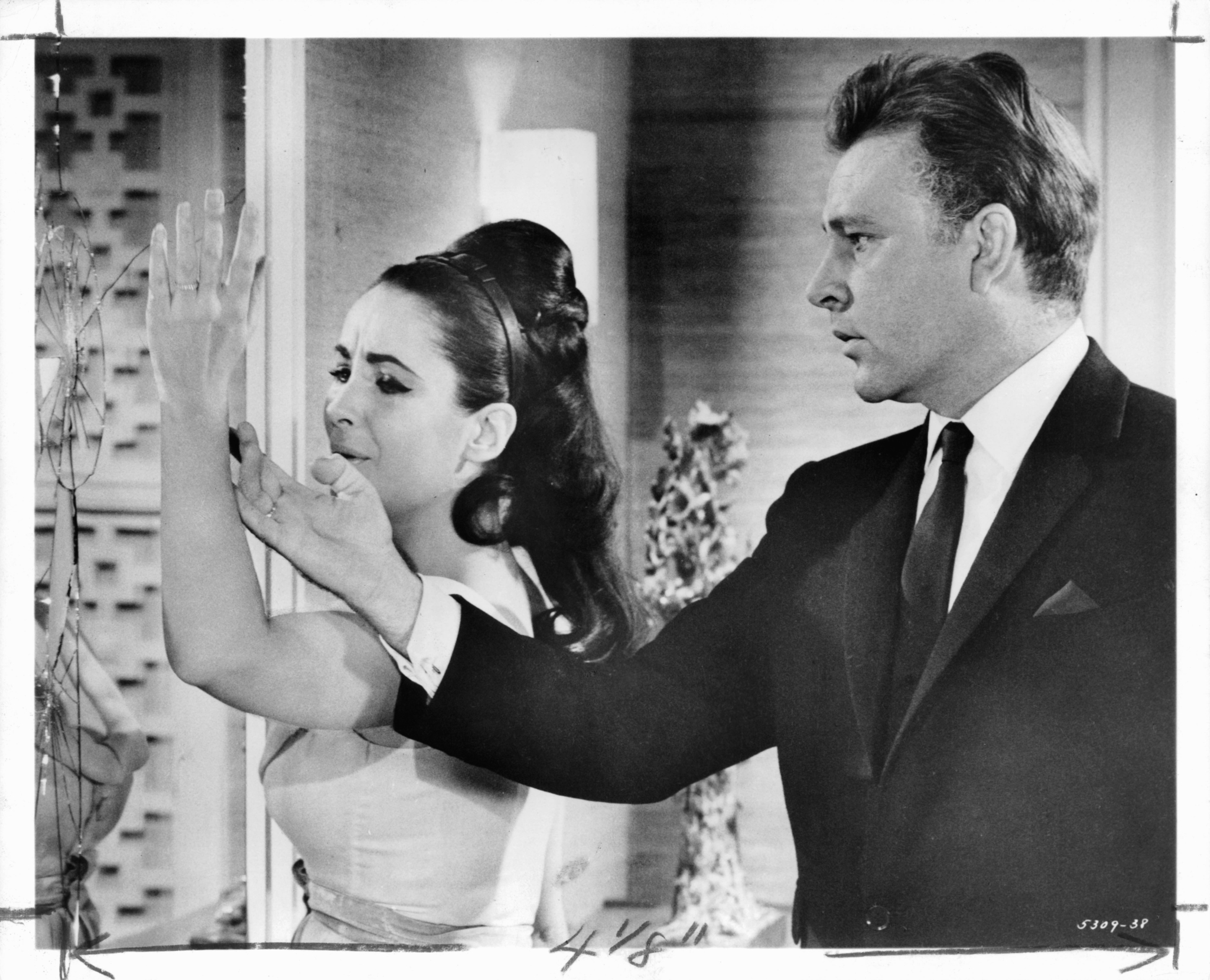 Still of Richard Burton and Elizabeth Taylor in The V.I.P.s (1963)