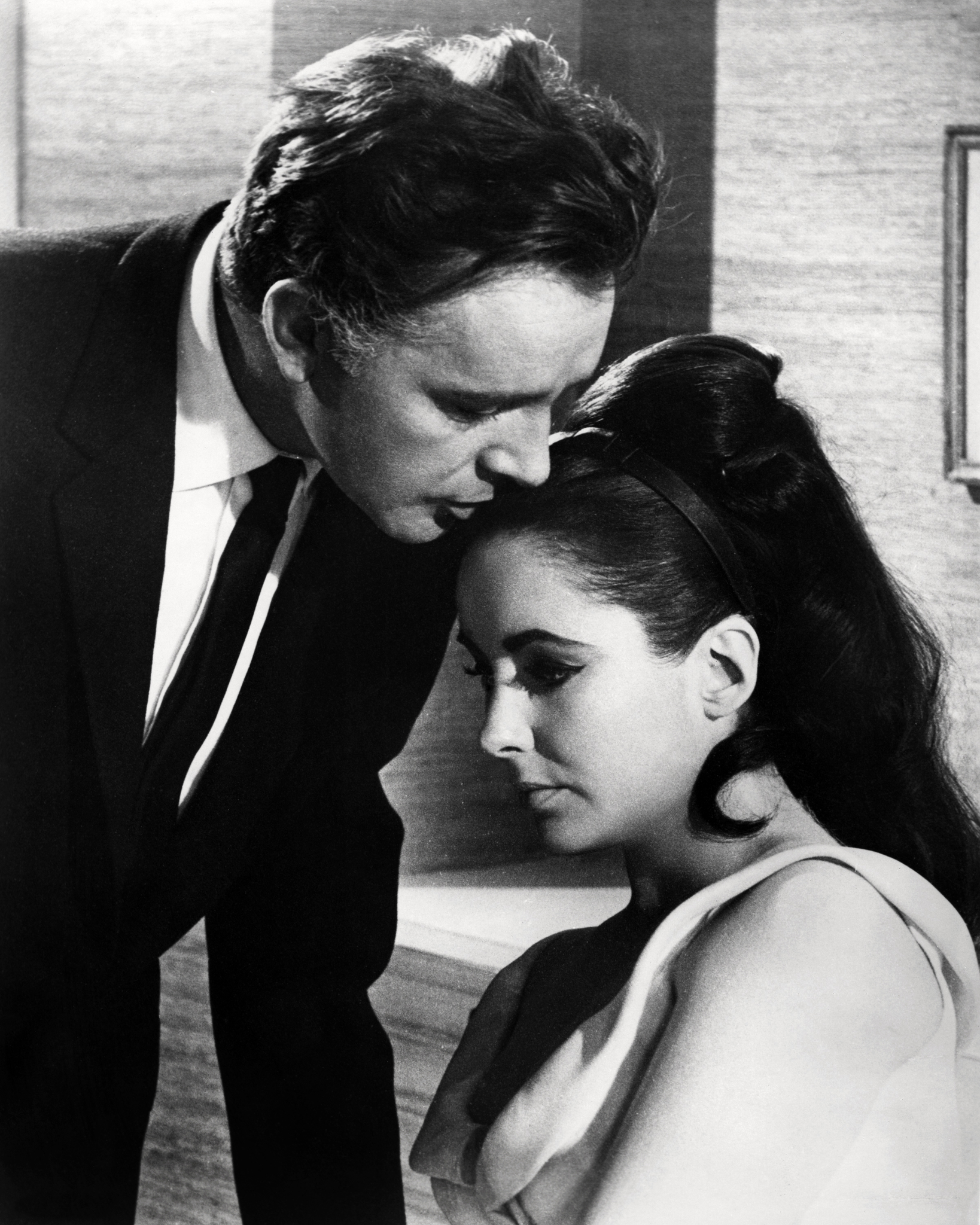 Still of Richard Burton and Elizabeth Taylor in The V.I.P.s (1963)