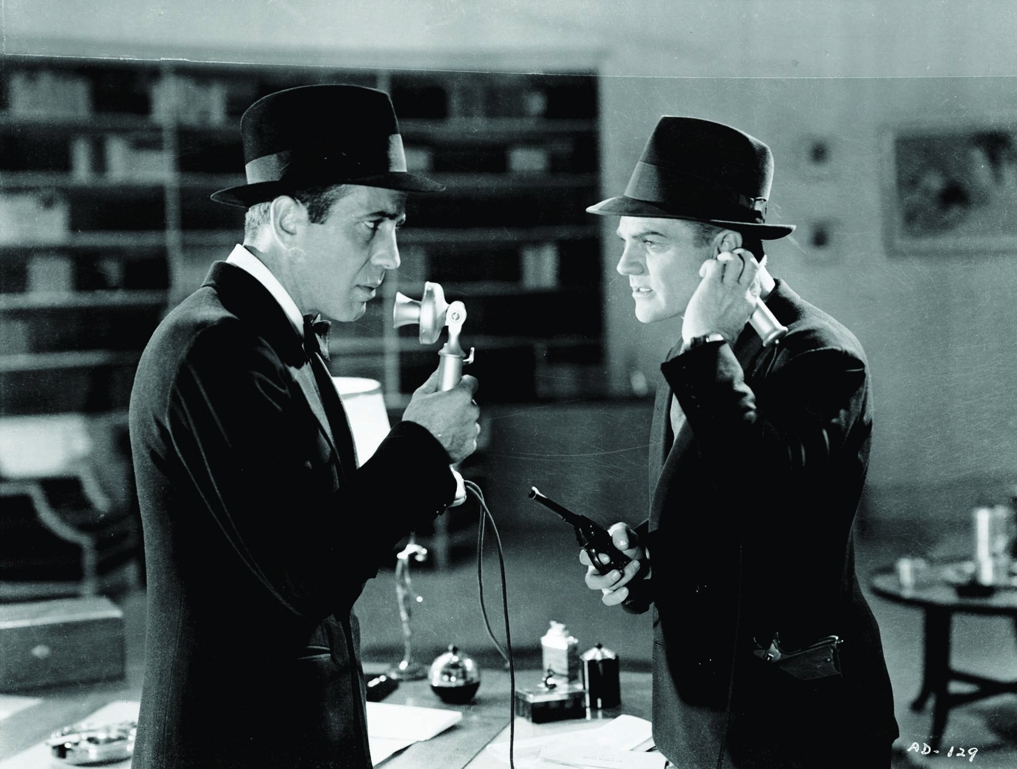 Still of Humphrey Bogart and James Cagney in Angels with Dirty Faces (1938)
