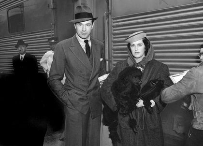 Gary Cooper arriving in Los Angeles with ex-wife Sandra Shaw