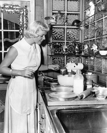 Doris Day Cooking at home 1950