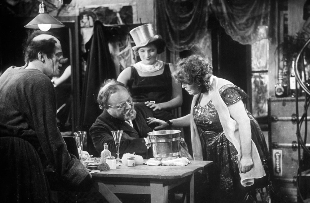 Still of Marlene Dietrich, Reinhold Bernt, Emil Jannings and Rosa Valetti in Der blaue Engel (1930)