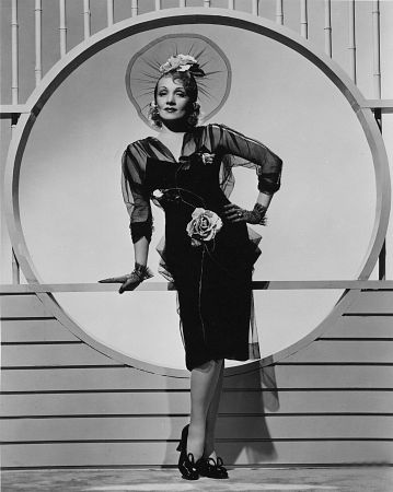 Marlene Dietrich, 1945.