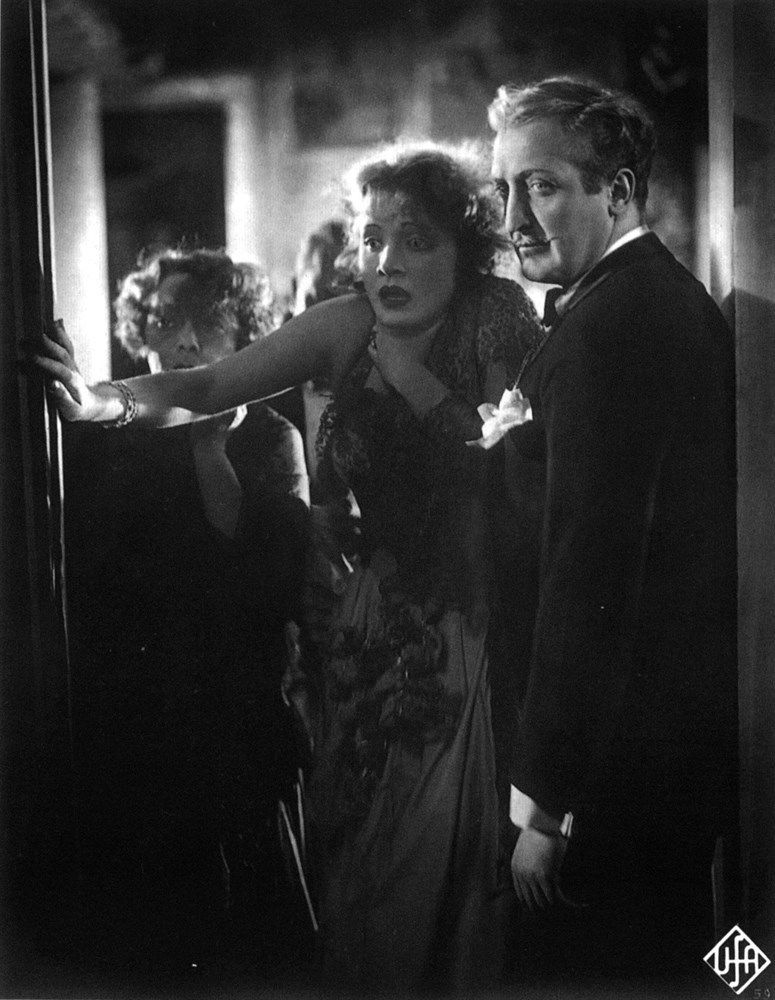 Still of Marlene Dietrich, Hans Albers and Rosa Valetti in Der blaue Engel (1930)