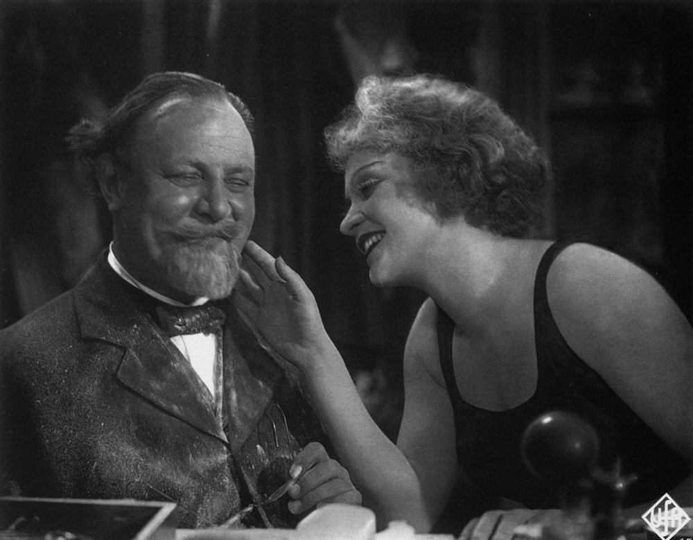 Still of Marlene Dietrich and Emil Jannings in Der blaue Engel (1930)
