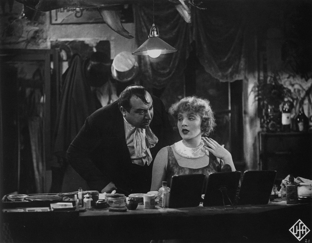 Still of Marlene Dietrich and Kurt Gerron in Der blaue Engel (1930)