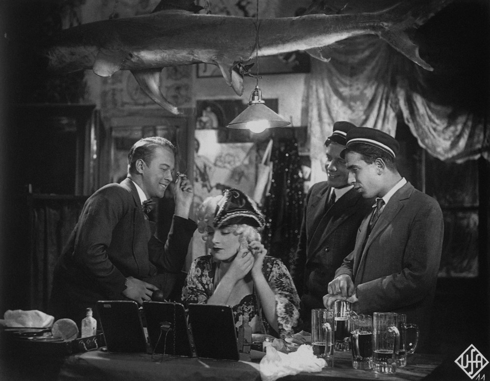 Still of Marlene Dietrich and Roland Varno in Der blaue Engel (1930)