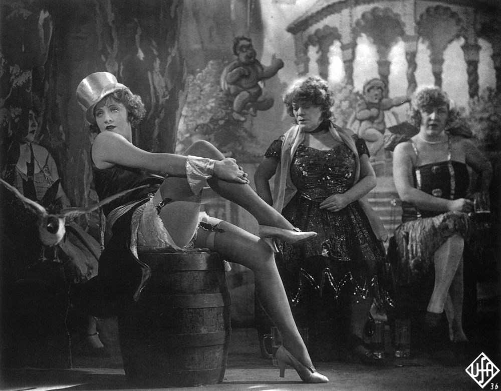 Still of Marlene Dietrich and Rosa Valetti in Der blaue Engel (1930)