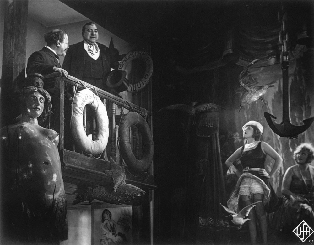 Still of Marlene Dietrich, Kurt Gerron and Emil Jannings in Der blaue Engel (1930)