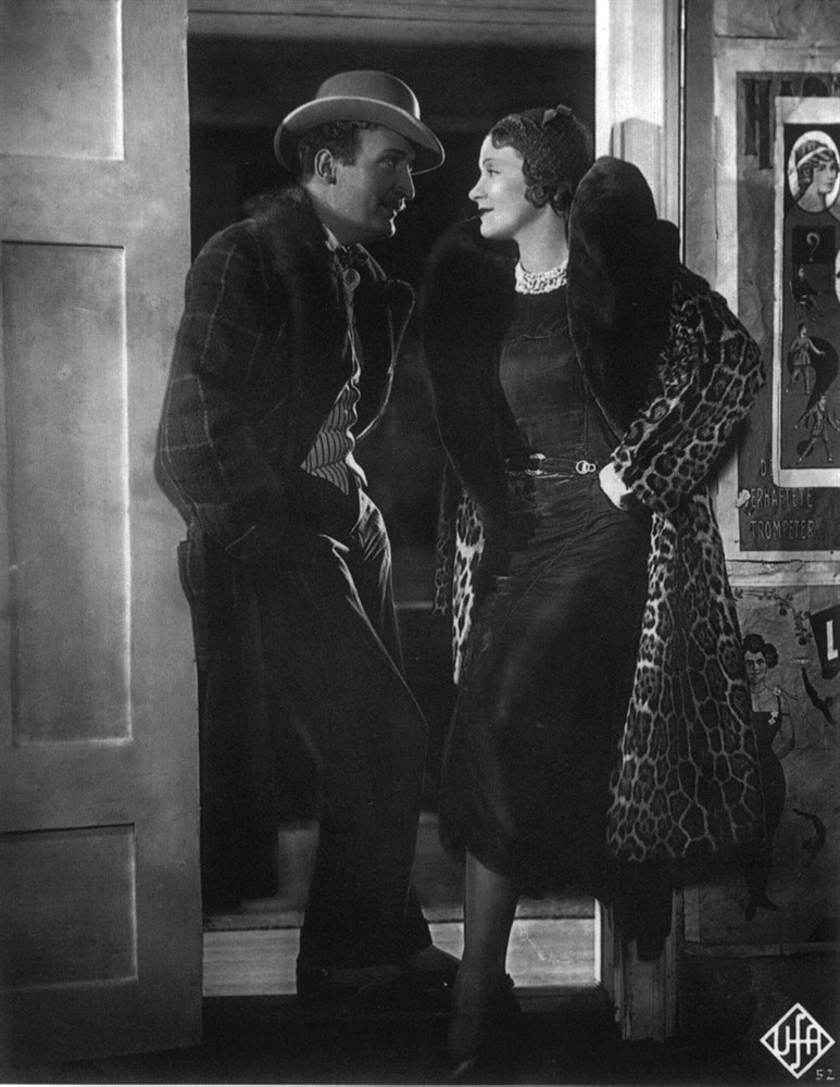 Still of Marlene Dietrich and Hans Albers in Der blaue Engel (1930)