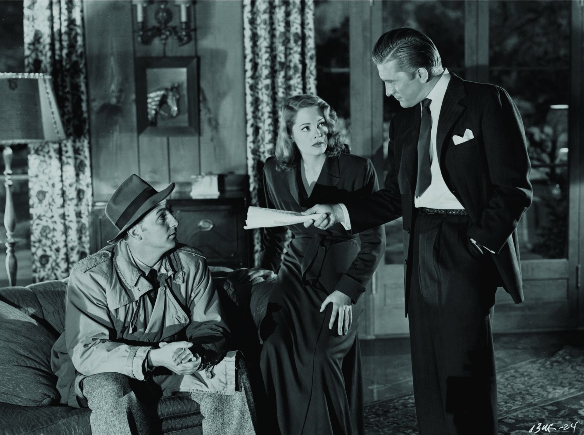 Still of Kirk Douglas, Robert Mitchum and Jane Greer in Out of the Past (1947)