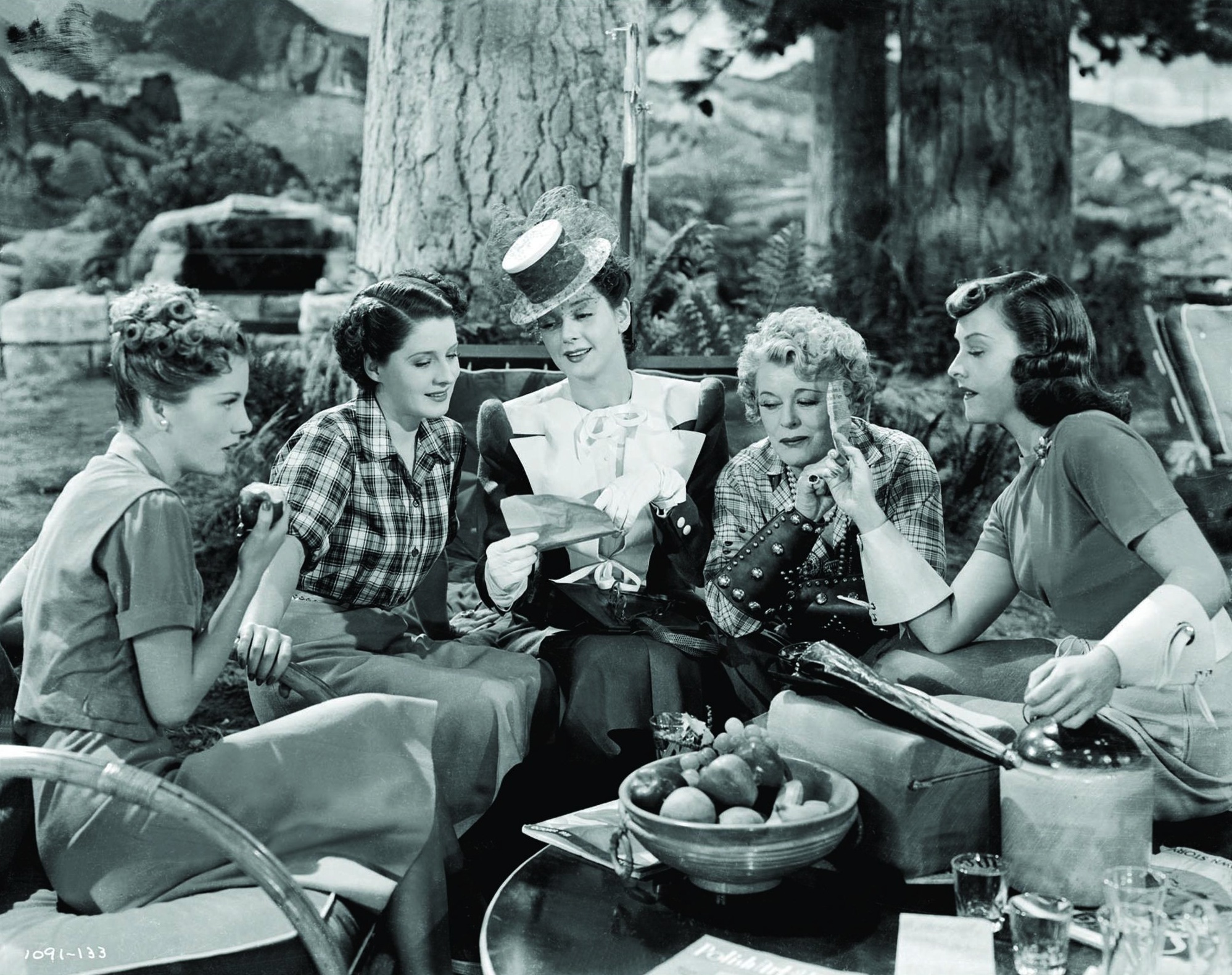 Still of Joan Fontaine, Paulette Goddard, Mary Boland, Rosalind Russell and Norma Shearer in The Women (1939)