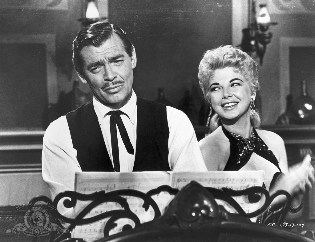 Still of Clark Gable and Barbara Nichols in The King and Four Queens (1956)