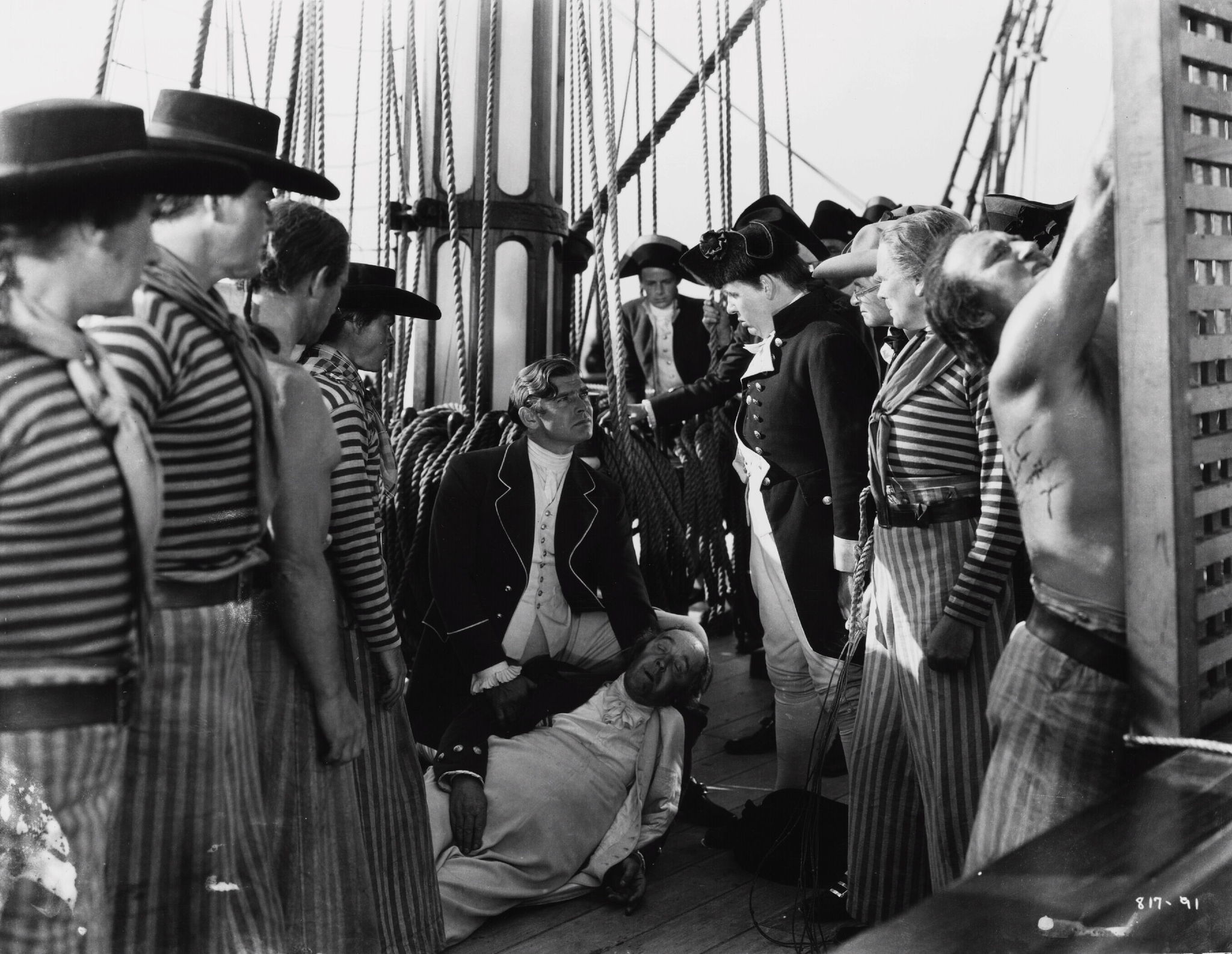 Still of Clark Gable and Charles Laughton in Mutiny on the Bounty (1935)