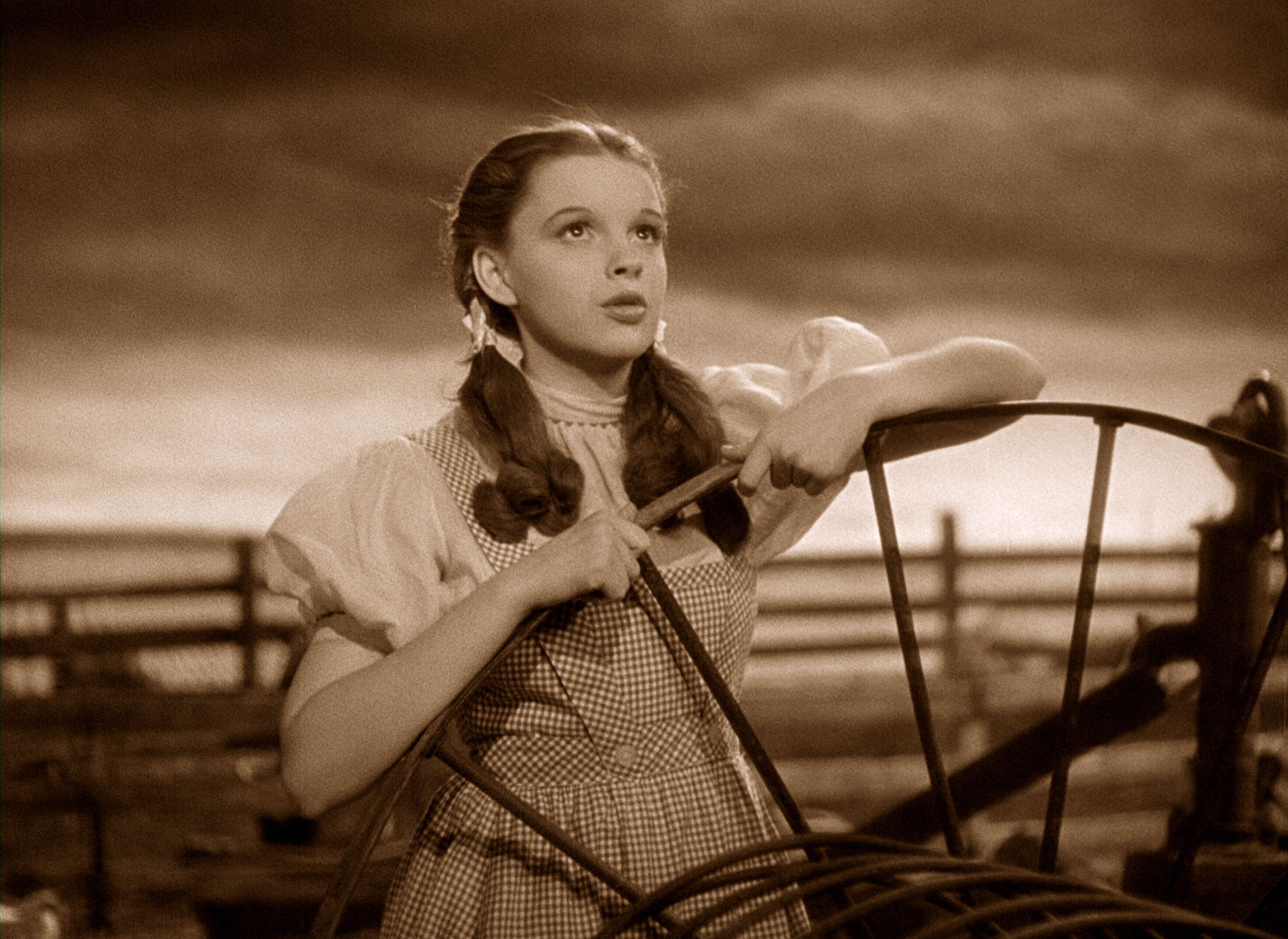 Still of Judy Garland in The Wizard of Oz (1939)