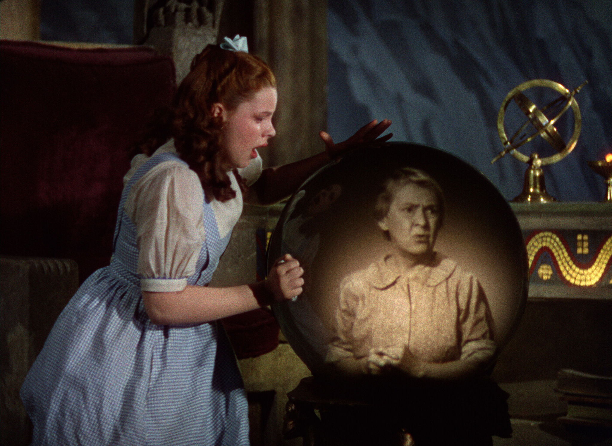 Still of Judy Garland and Clara Blandick in The Wizard of Oz (1939)