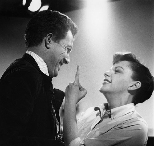 Photographer Bob Willoughby and Judy Garland during the making of 