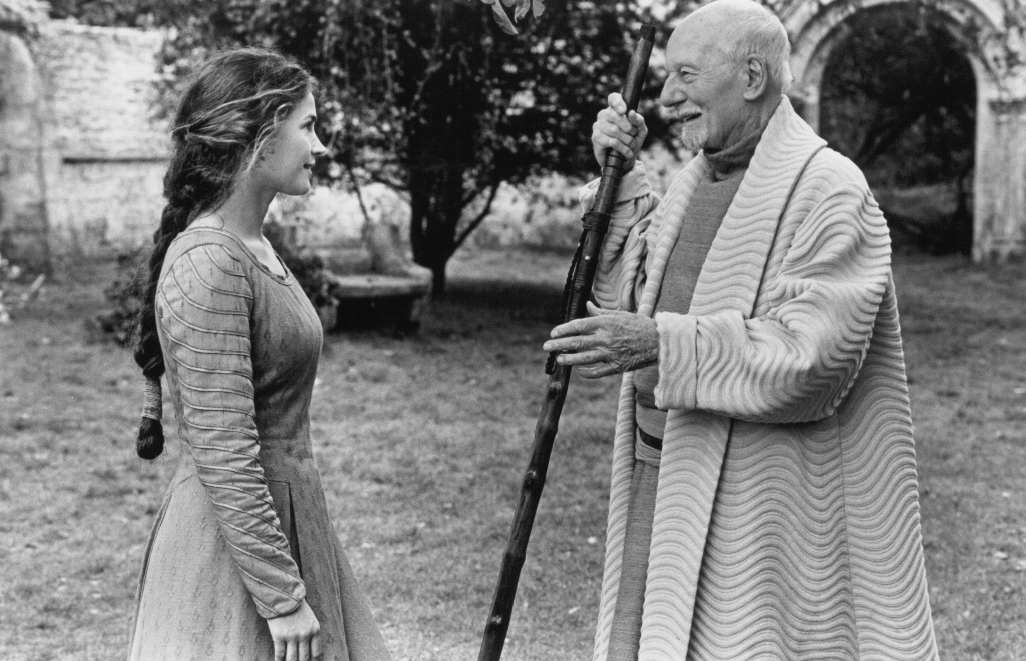 Still of John Gielgud and Julia Ormond in First Knight (1995)