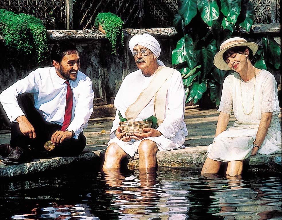 Still of Alec Guinness, Judy Davis and Victor Banerjee in A Passage to India (1984)