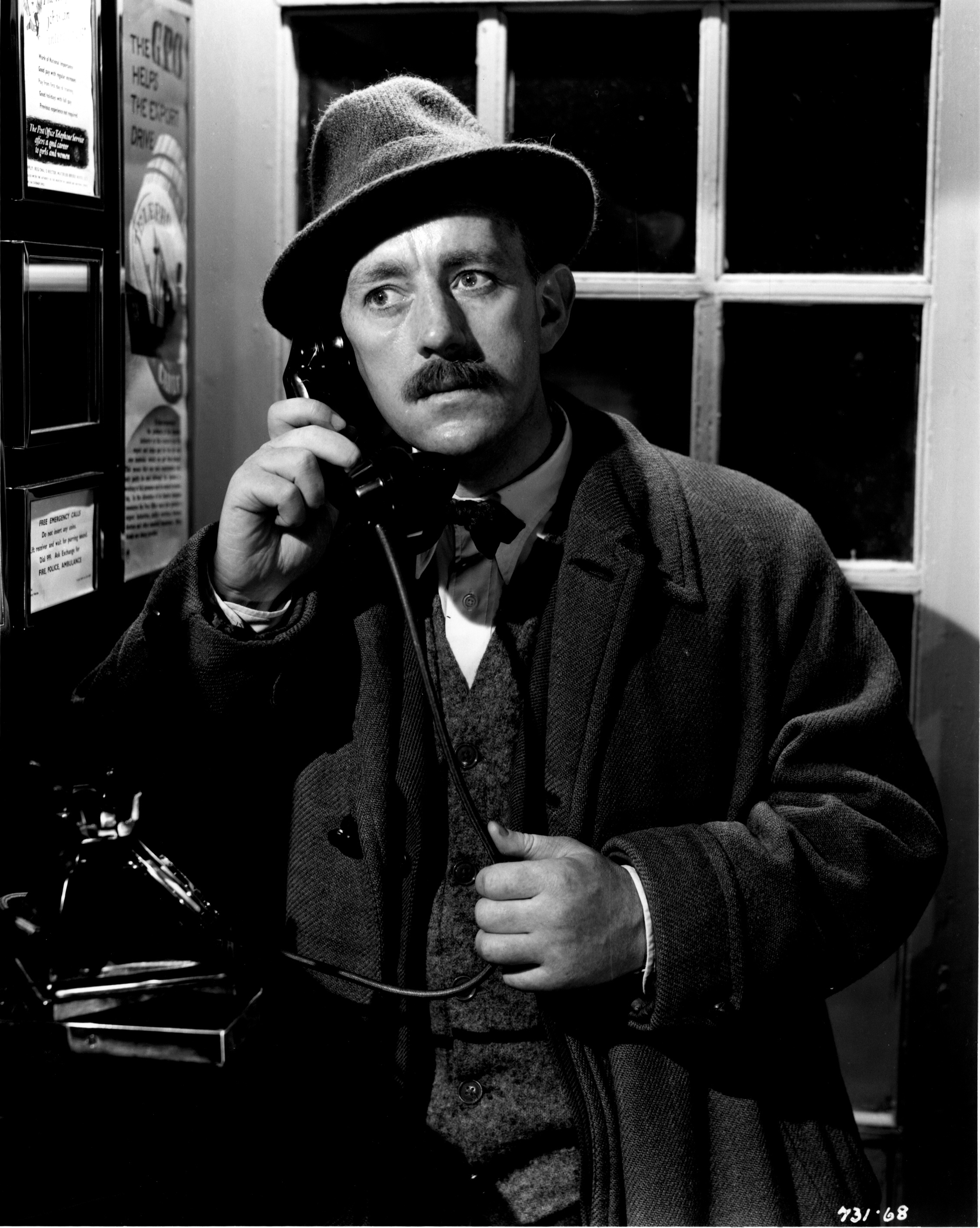 Still of Alec Guinness in A Run for Your Money (1949)