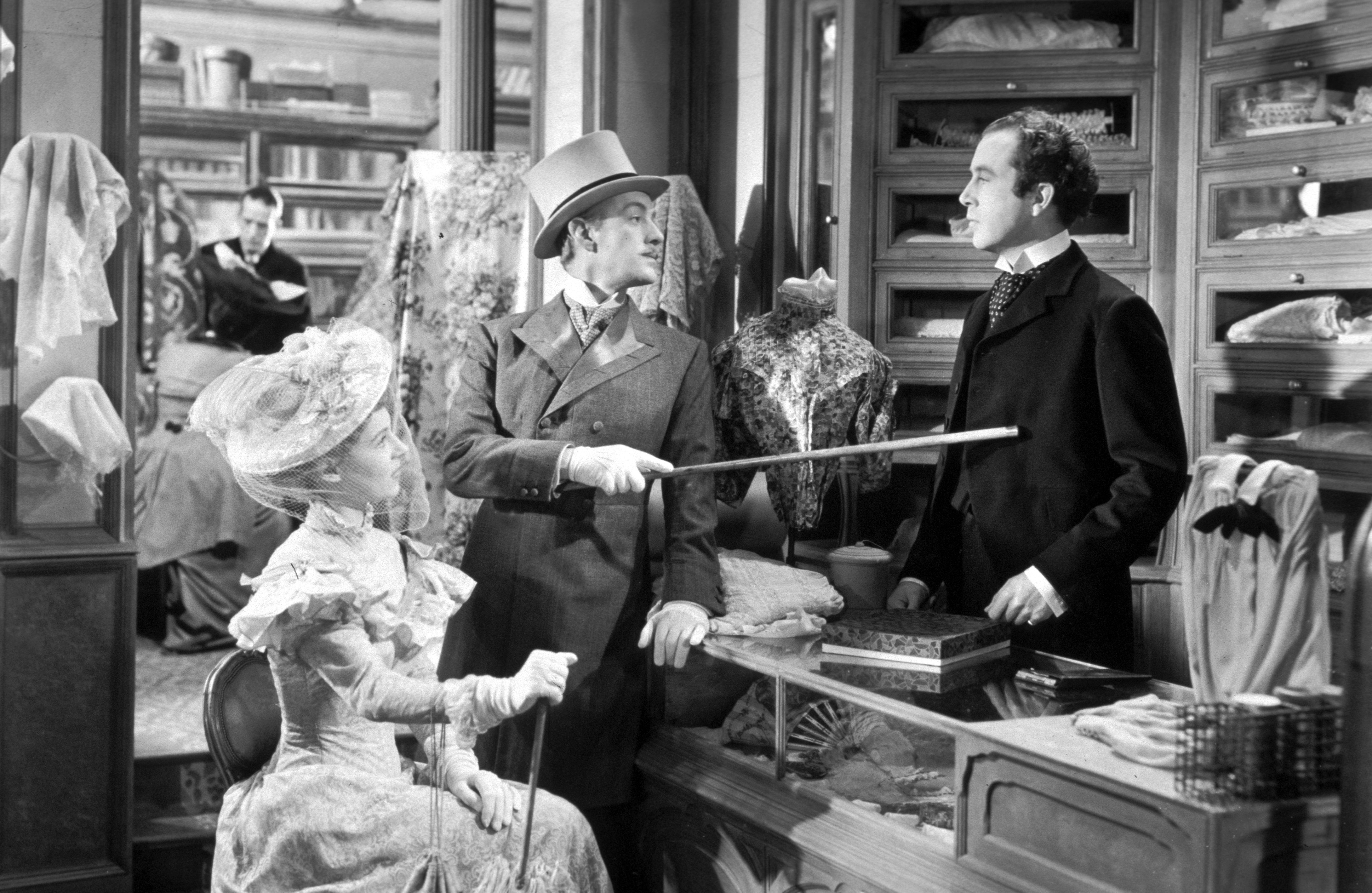 Still of Alec Guinness in Kind Hearts and Coronets (1949)