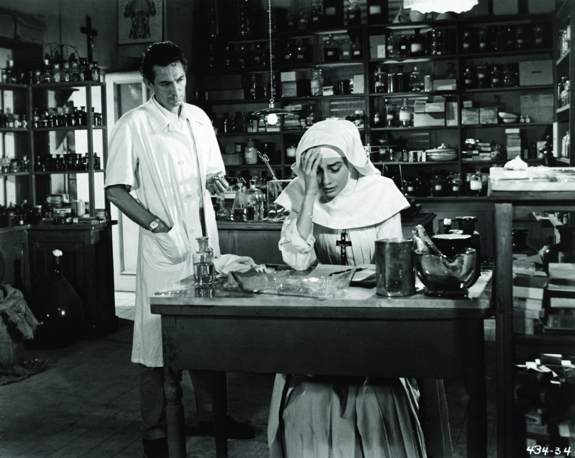 Still of Audrey Hepburn and Peter Finch in The Nun's Story (1959)