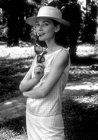 33-2345 Audrey Hepburn on the set of 