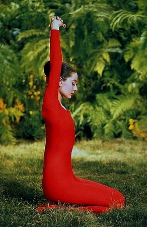 33-2271 Audrey Hepburn doing exercises on the MGM set of 
