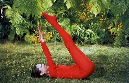 33-2272 Audrey Hepburn doing exercises on the MGM set of 
