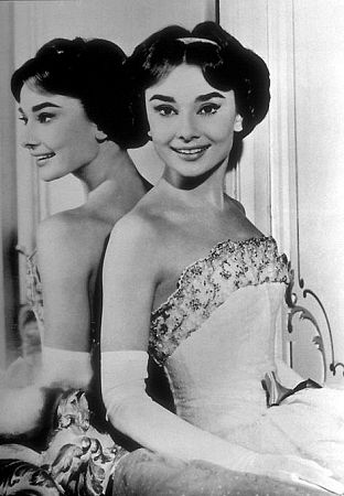 33-346 Audrey Hepburn C. 1957