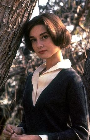 33-2267 Audrey Hepburn in her backyard
