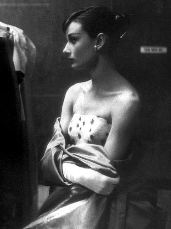 33-2233 Audrey Hepburn in Paramount's portrait gallery dressing room prior to attending the 27th Annual Academy Awards Ceremony