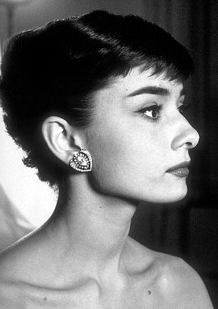33-2337 Audrey Hepburn in the Paramount still department
