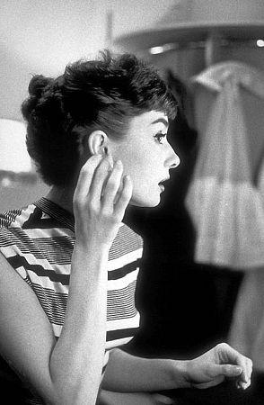 33-2333 Audrey Hepburn prepares for her first studio publicity shoot at Paramount