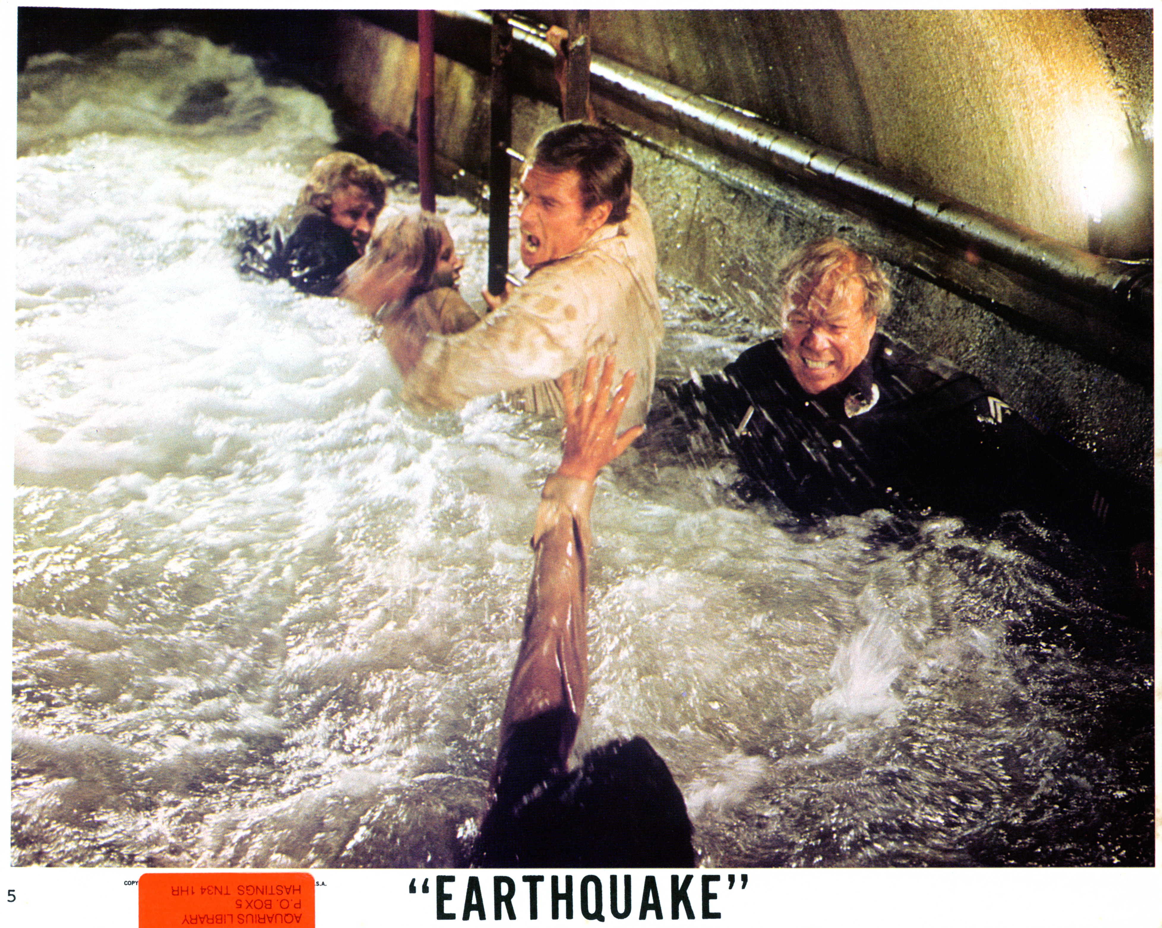 Still of Charlton Heston and George Kennedy in Earthquake (1974)