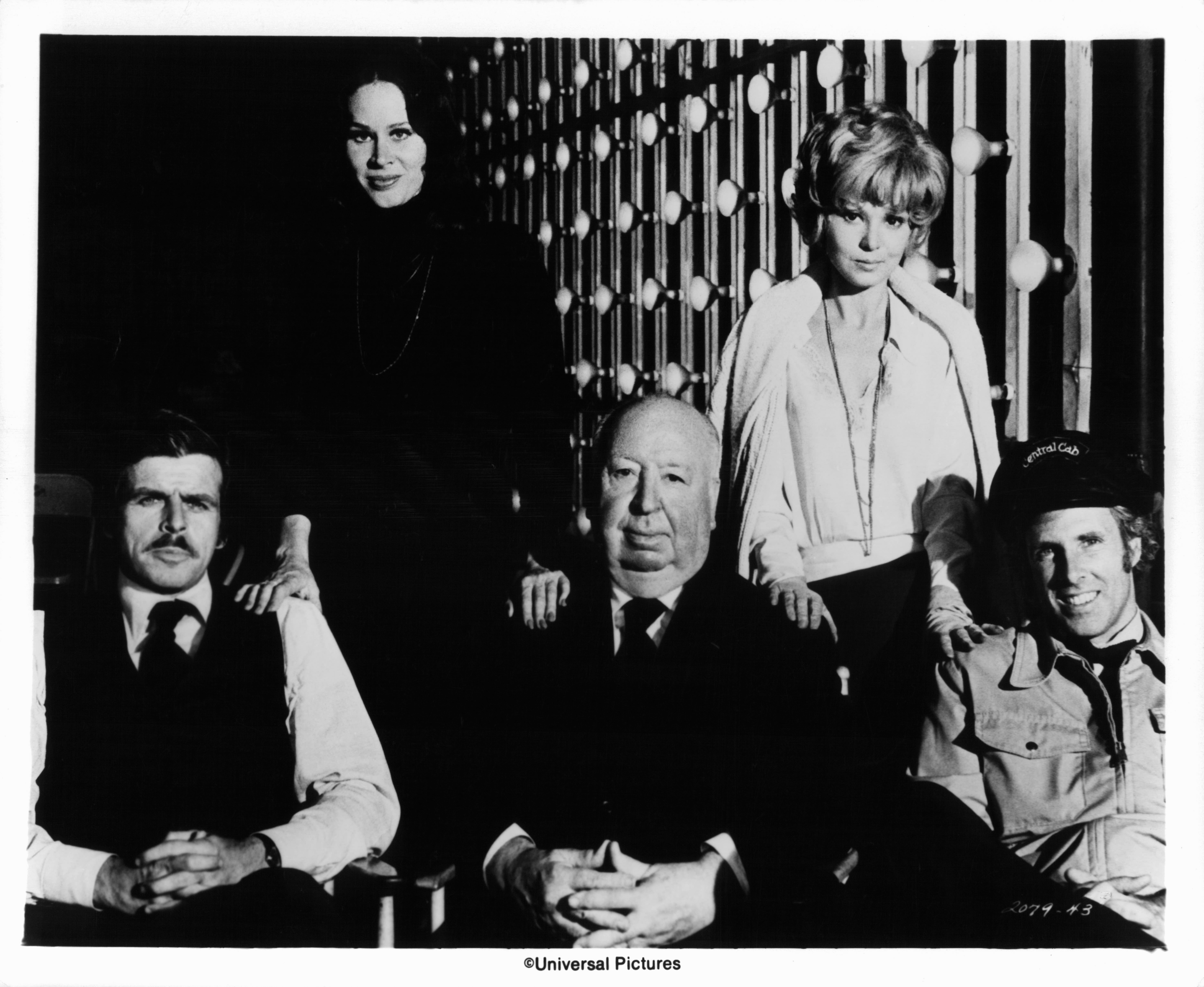 Still of Alfred Hitchcock, Karen Black, Bruce Dern, William Devane and Barbara Harris in Family Plot (1976)