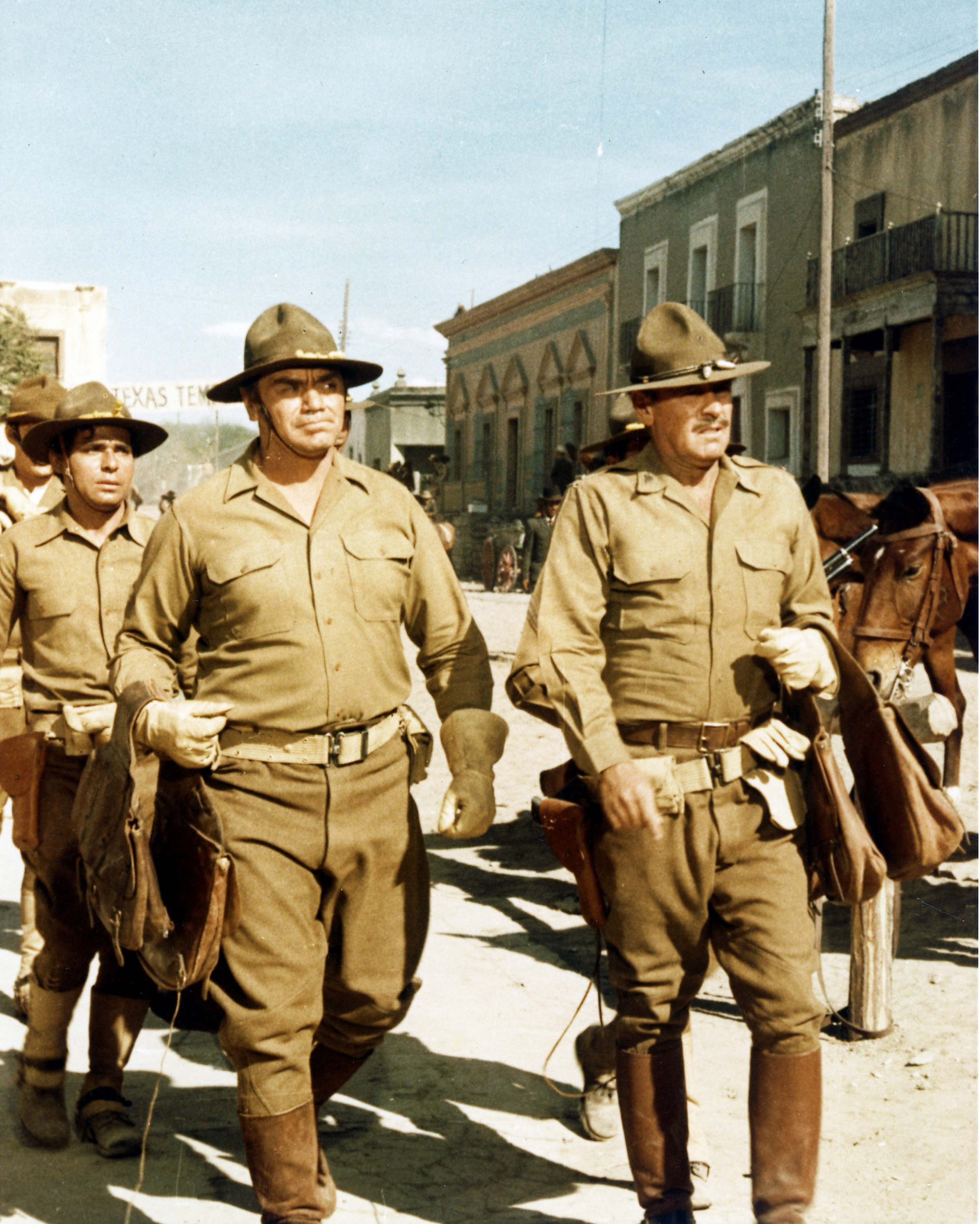 Still of William Holden and Ernest Borgnine in The Wild Bunch (1969)