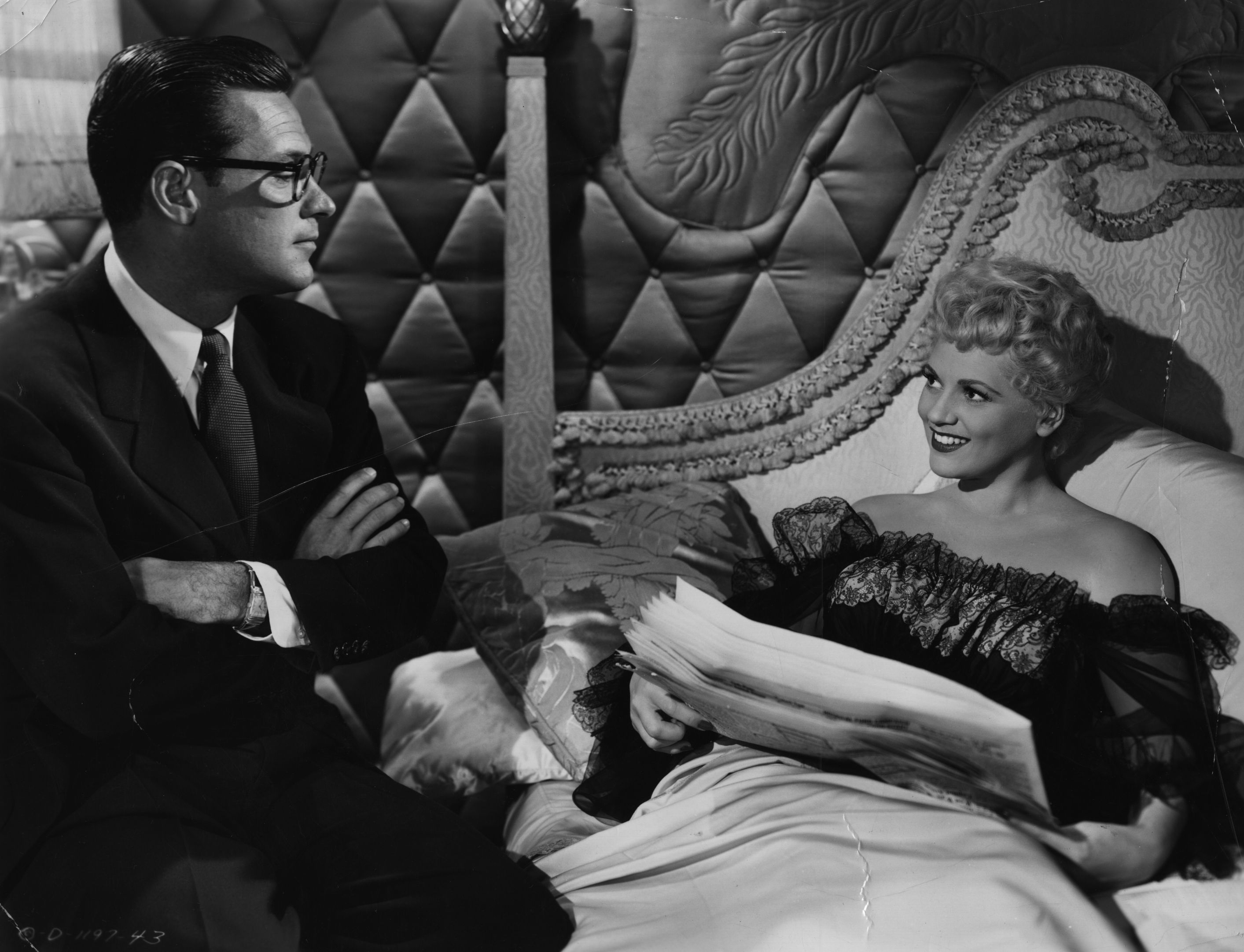 Still of William Holden and Judy Holliday in Born Yesterday (1950)