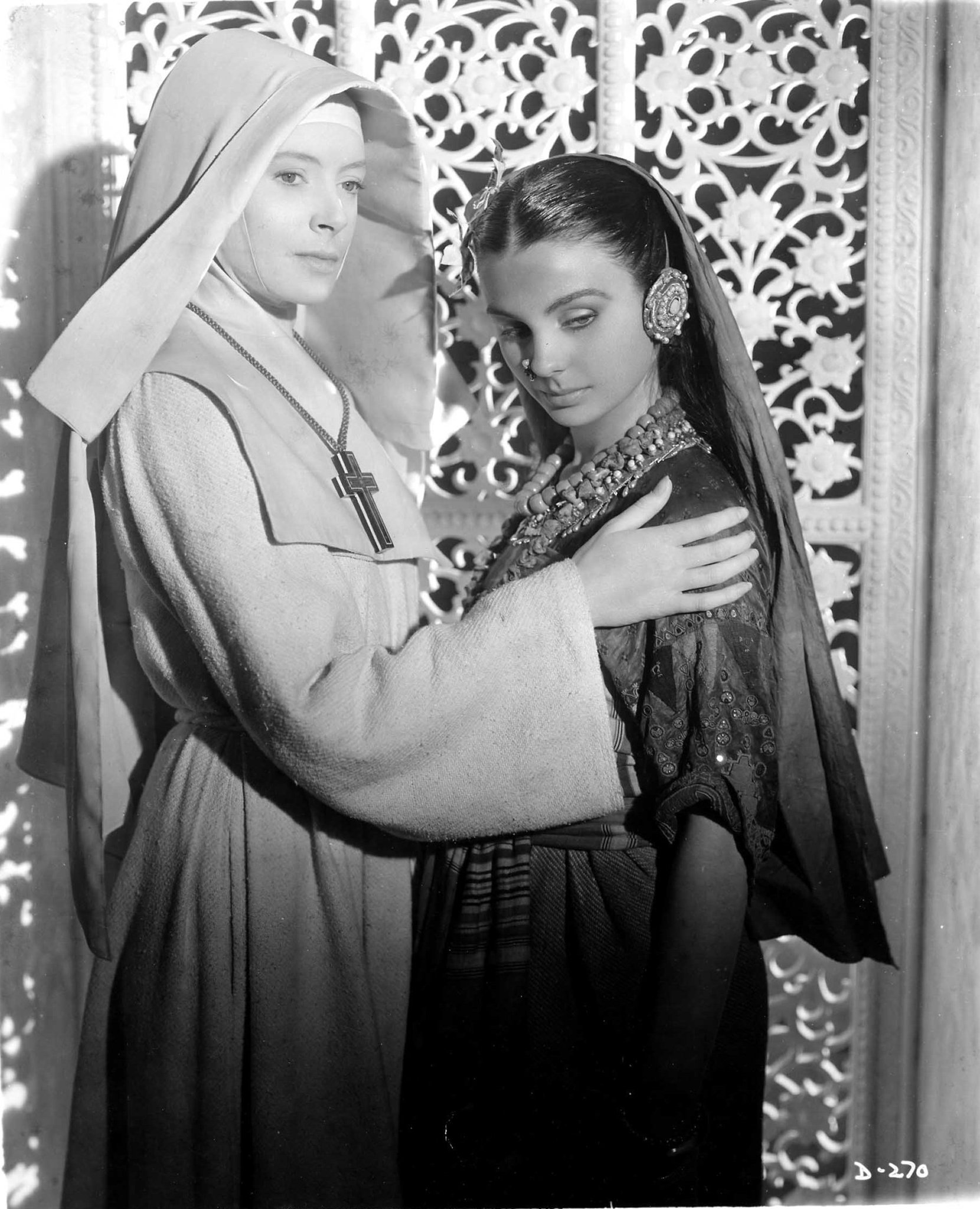 Still of Deborah Kerr and Jean Simmons in Black Narcissus (1947)