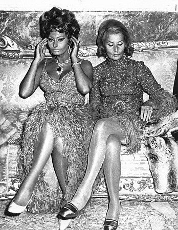 Sophia Loren with mother during the premiere of 